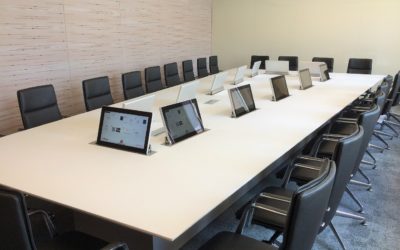 Arthésis équipe la table d’une salle de conseil avec des moniteurs encastrés motorisés