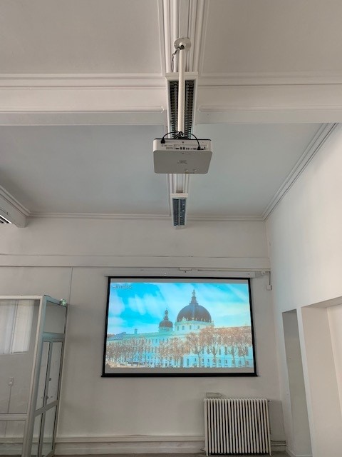 Toile de projection et vidéoprojecteur 6000 Lumens Laser Sony